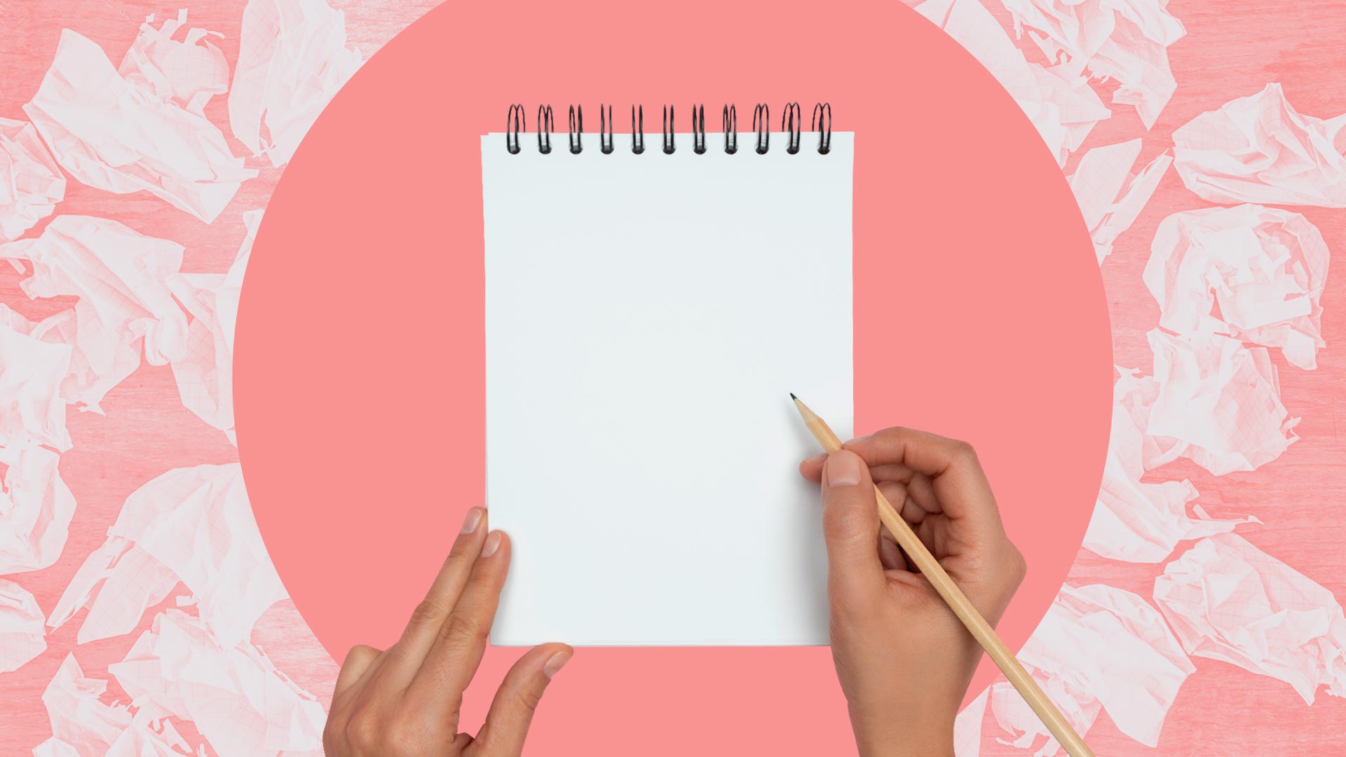 Block notes con foglio bianco e mano con matita