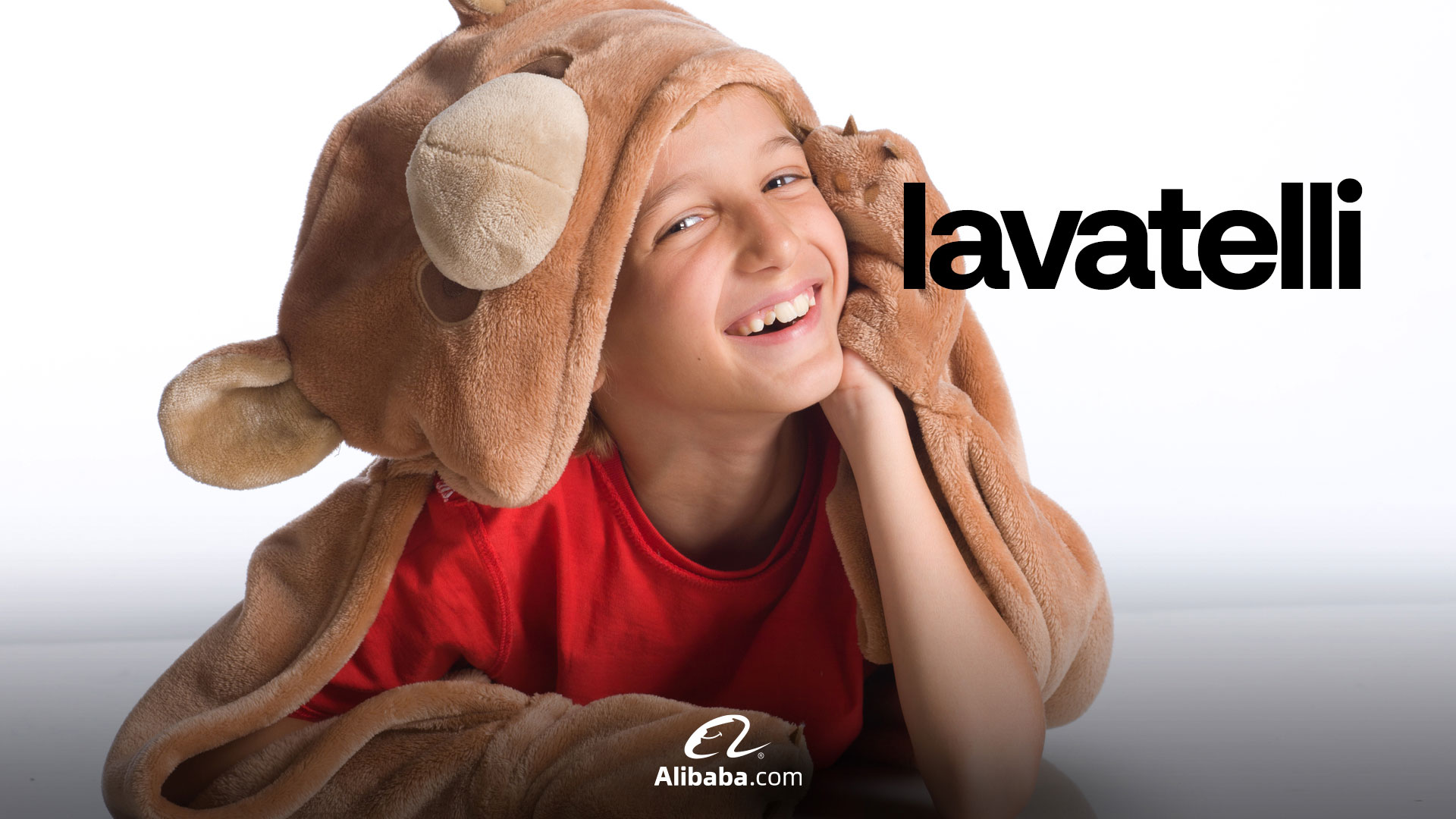 Lavatelli, bambino sorridente con maglietta rossa e pigiama di peluche a forma di orso