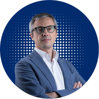 Simone Bassi (capelli grigi e occhiali)