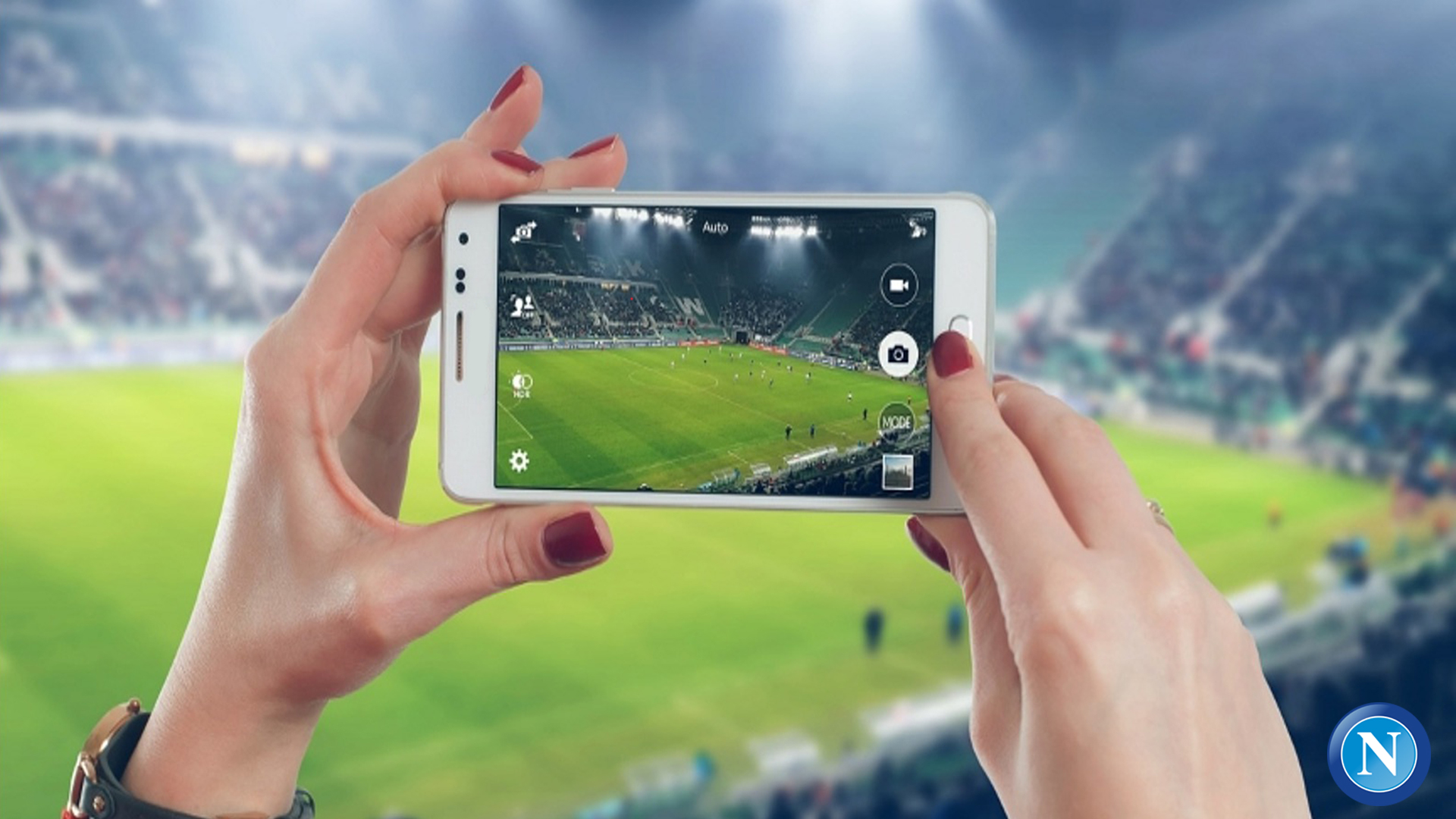 campo di calcio inquadrato con fotocamera di un cellulare