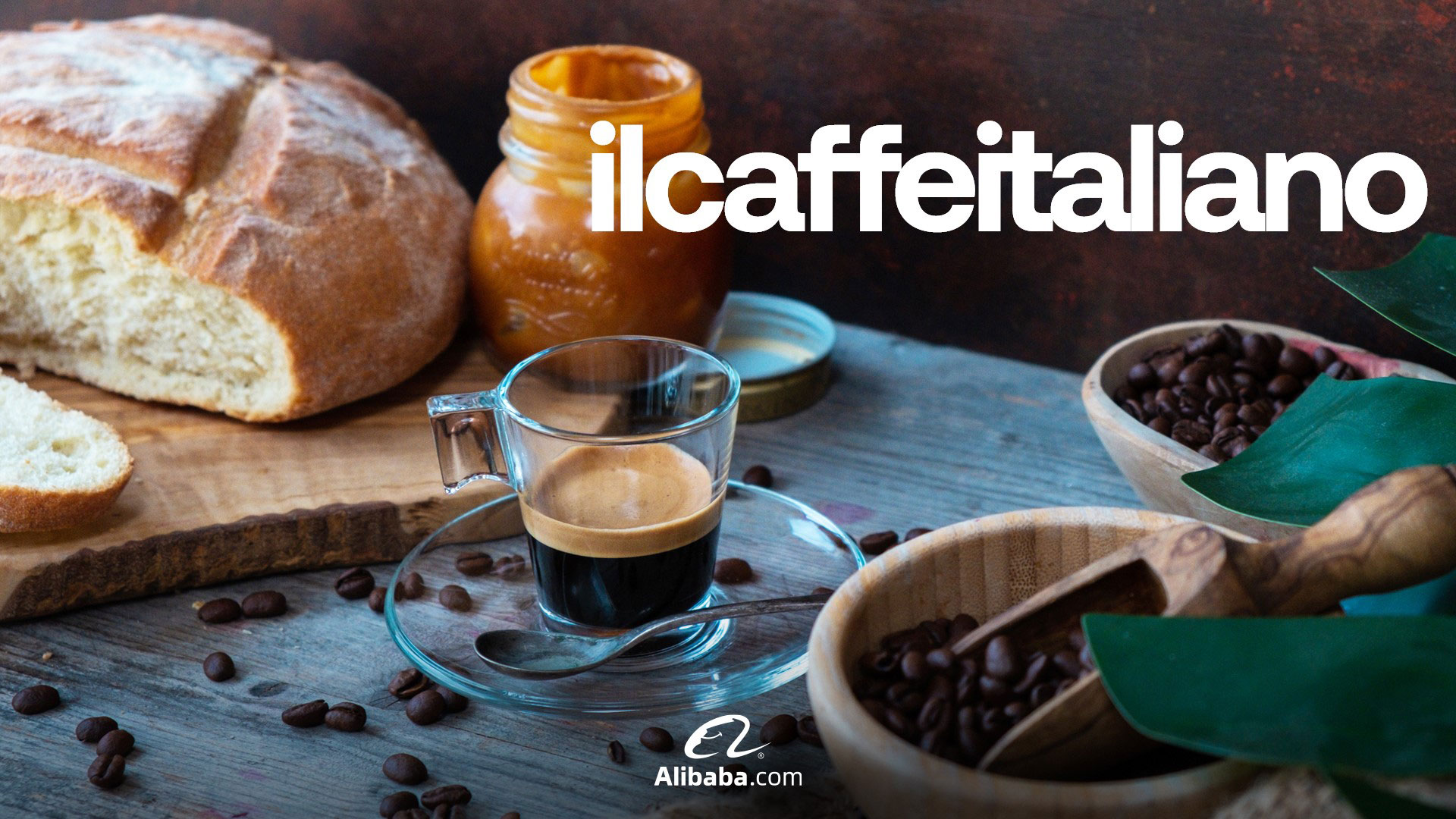 ilcaffeitaliano, tavola con caffe in una tazzina di vetro, caffè in grani. pane tagliato e barattolo di marmellata