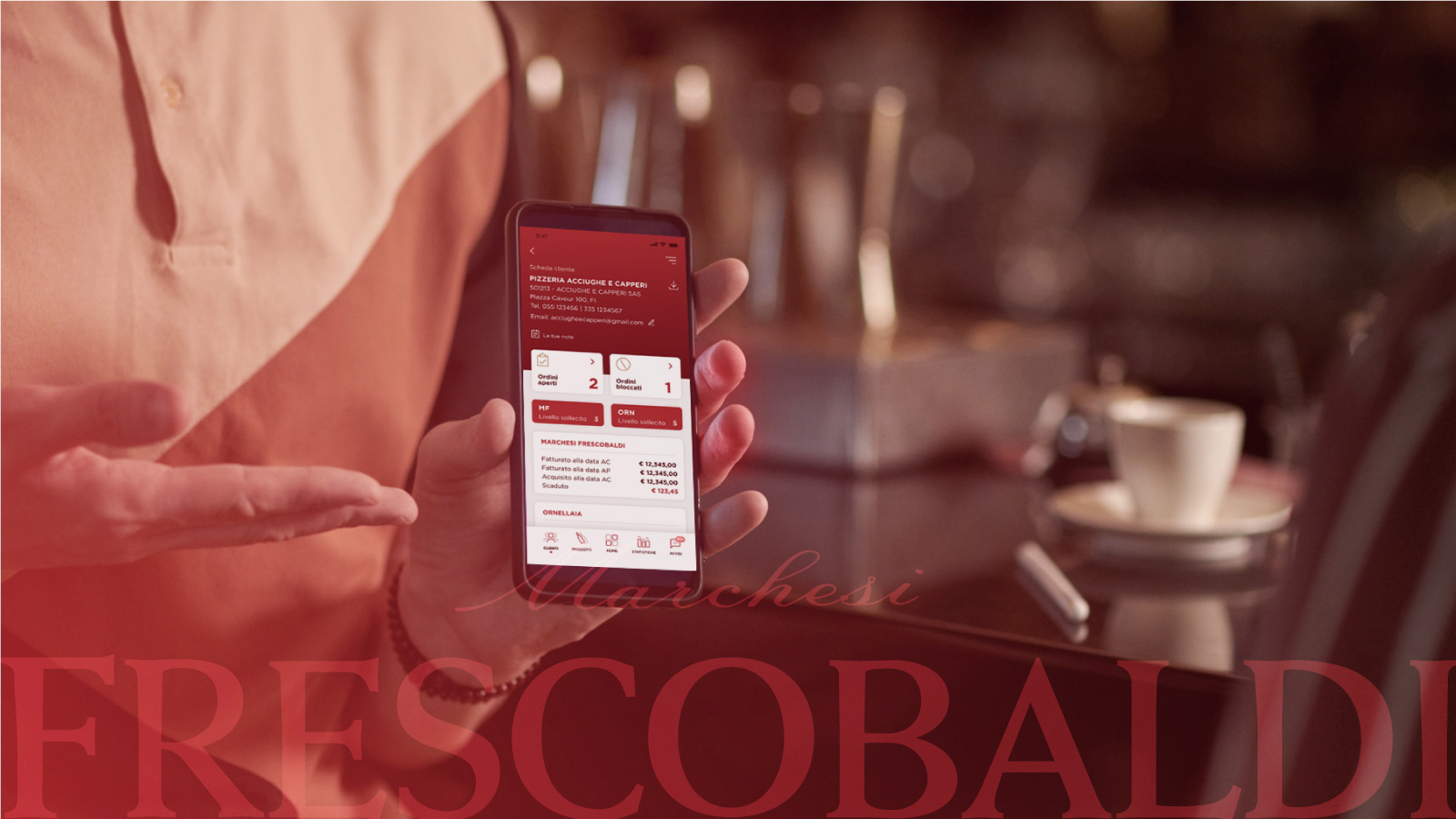Schermata dell'app su fondo rosso bordeaux