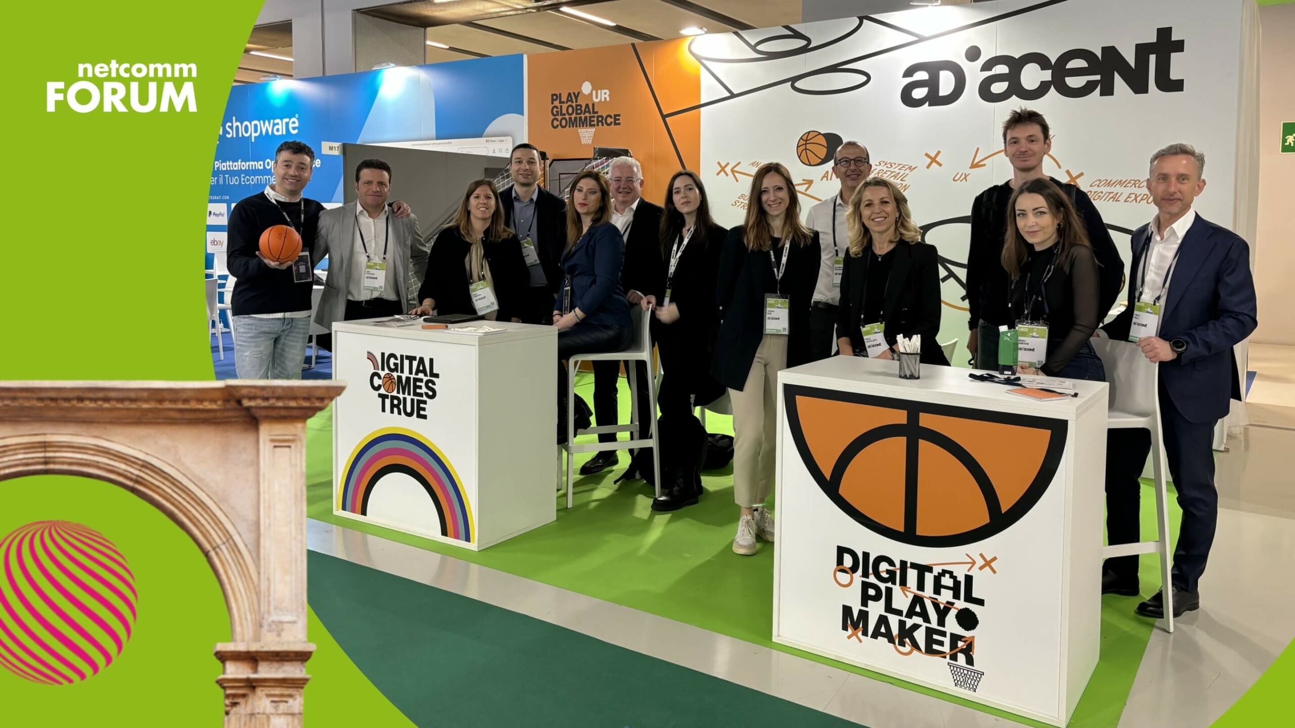 gruppo di 13 persone, dipendenti Adiacent allo stand del Netcomm con Paola Castellacci al centro