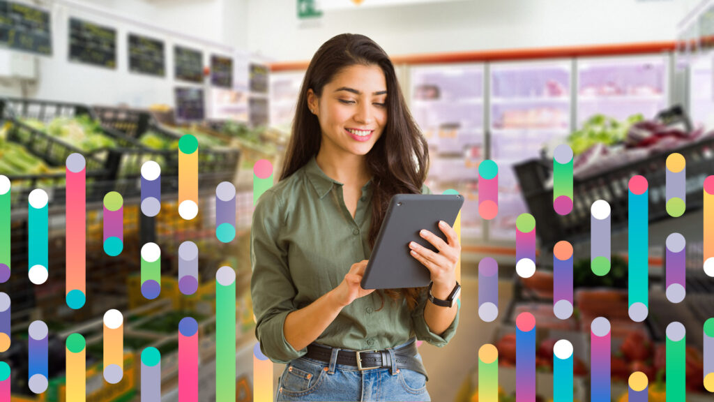 ragazza in un negozio con tablet in mano