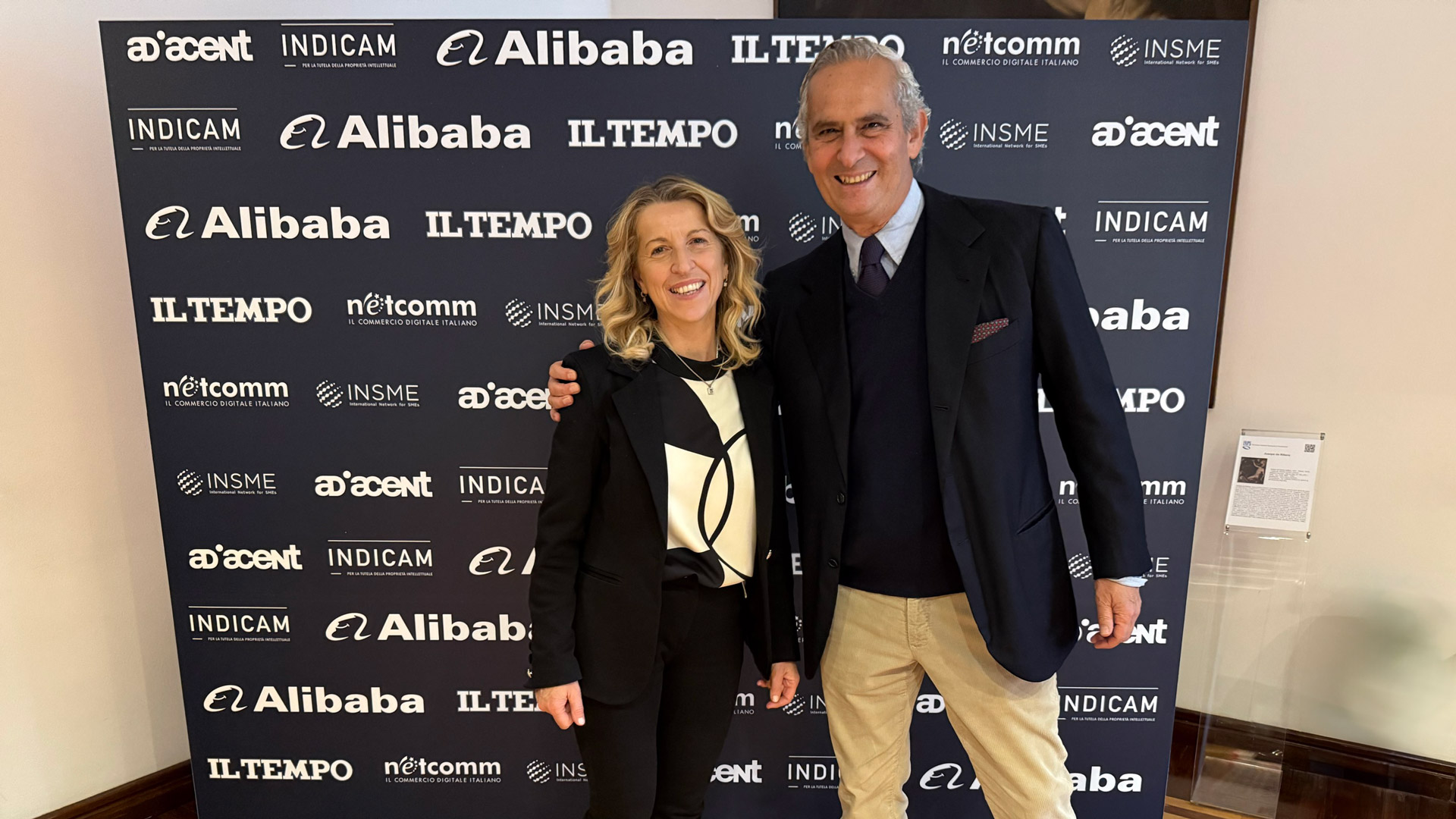 Paola Castellaci con il vice direttore del "il tempo" Alessio Gallicola con pannello sullo sfondo